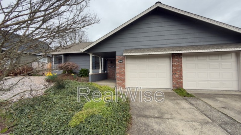 Roseburg House: 2240 NW Cabrillo Ct