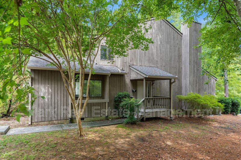 Chapel Hill House: 60 Fernwood Lane