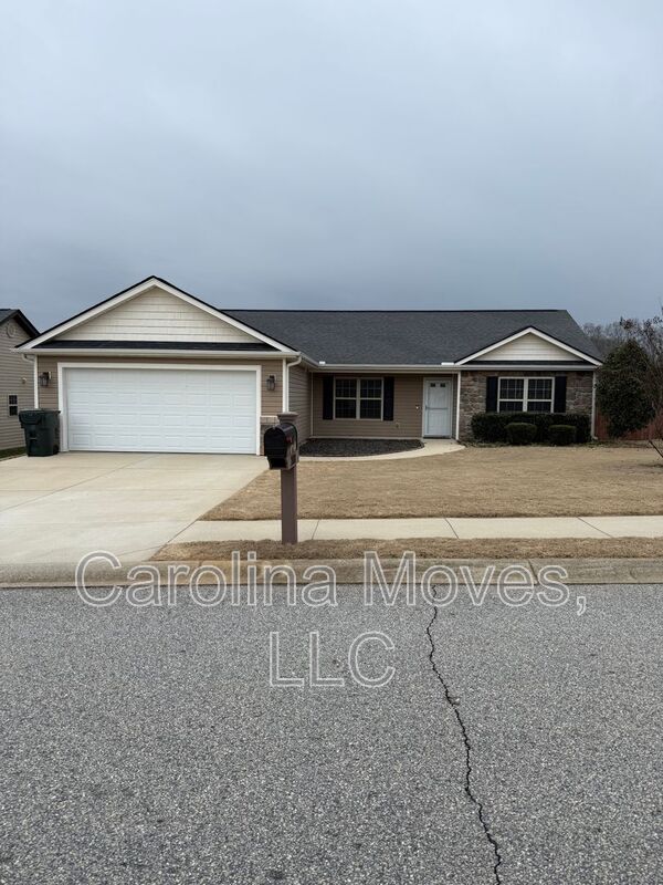 Simpsonville House: 208 Sleepy River Road