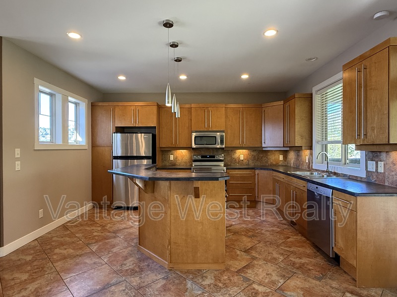 Kelowna House: 1495a Kloppenburg Rd
