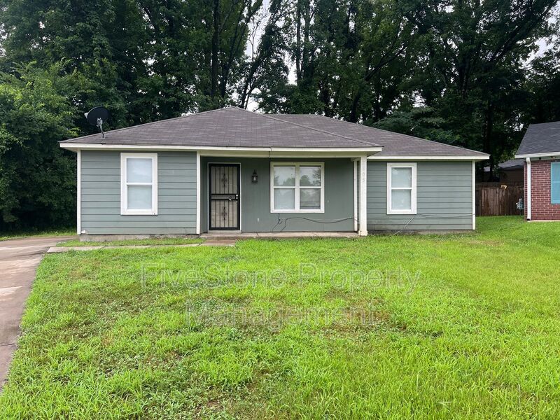 Memphis House: 3805 Lake Park Cv