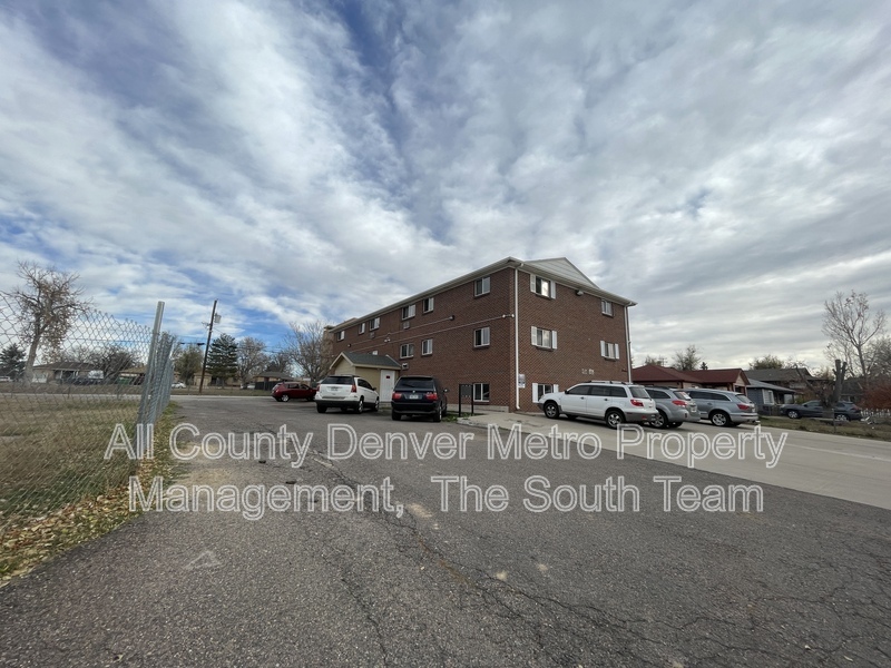 Aurora Condo: 1676 Hanover St