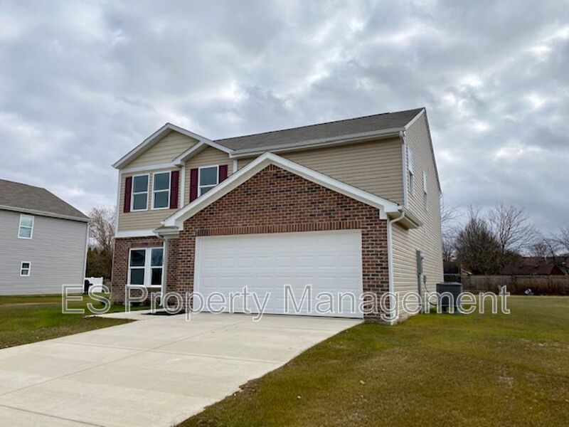 Fantastic 5 Bedroom 3 Bathroom in Muncie! - Photo 4