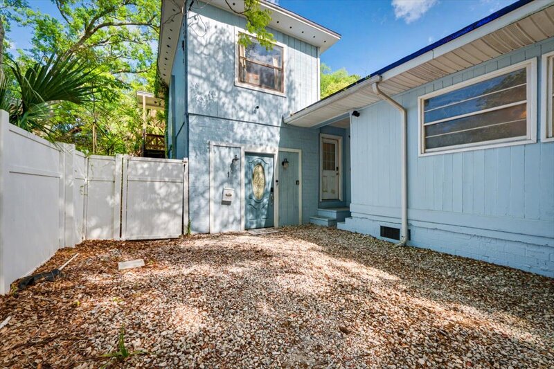 Jacksonville House: 719 South Shores Road