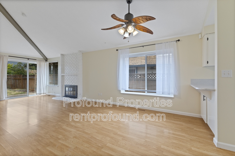 Aloha Townhome: 21560 SW Augusta Street