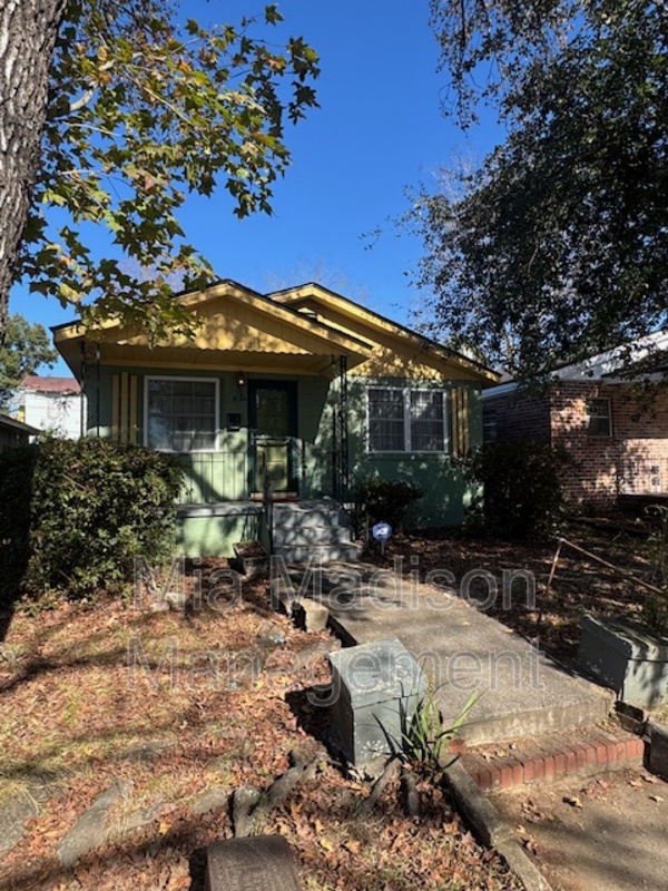 Savannah House: 1026 W 41st St