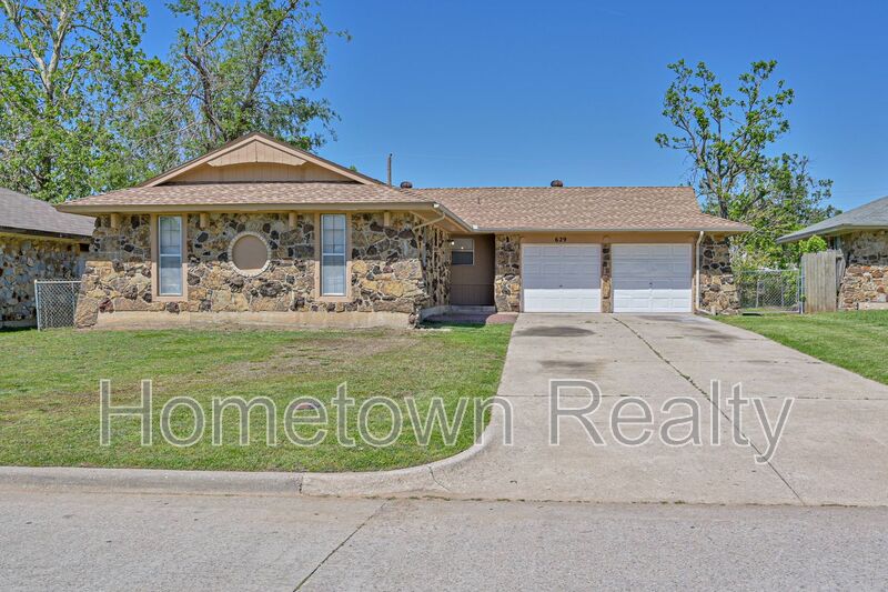 Midwest City House: 629 Lloyd Avenue