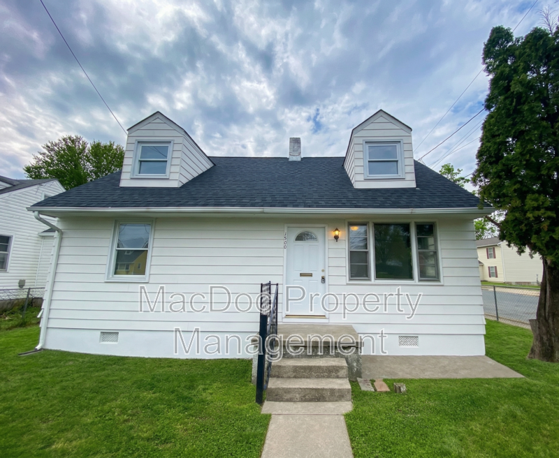 Fredericksburg House: 1500 Airport Avenue