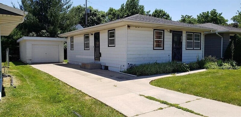 Cedar Rapids House: 3207 Mount Vernon Rd SE