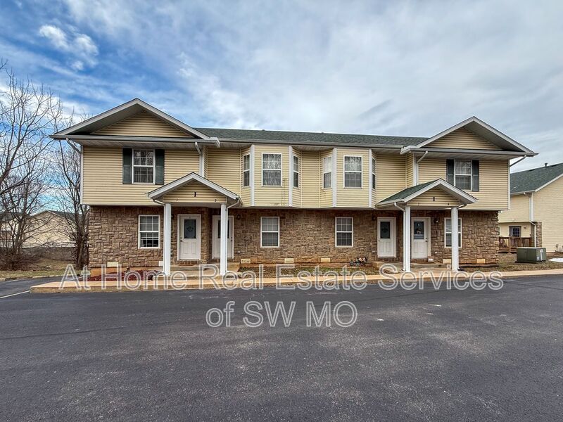 Springfield Townhome: 1820 W Walnut Lawn St