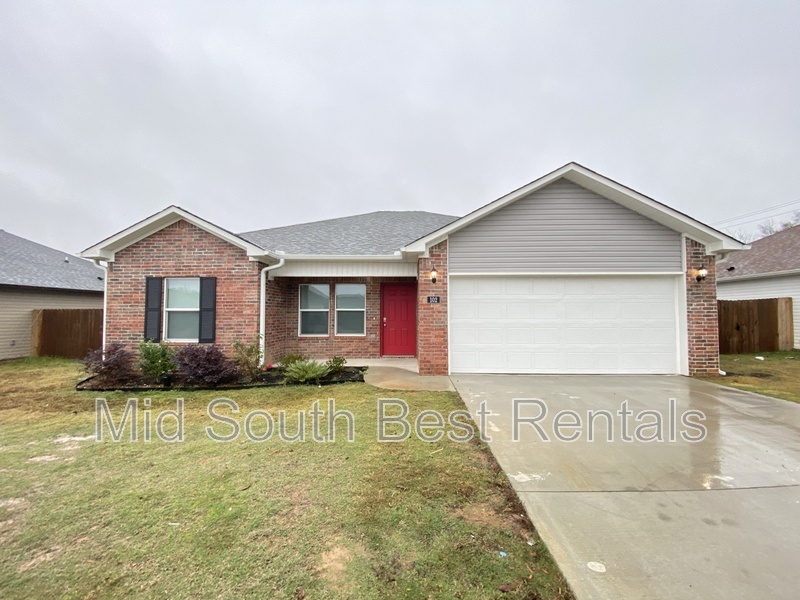 Jacksonville House: 102 Magnolia Ct