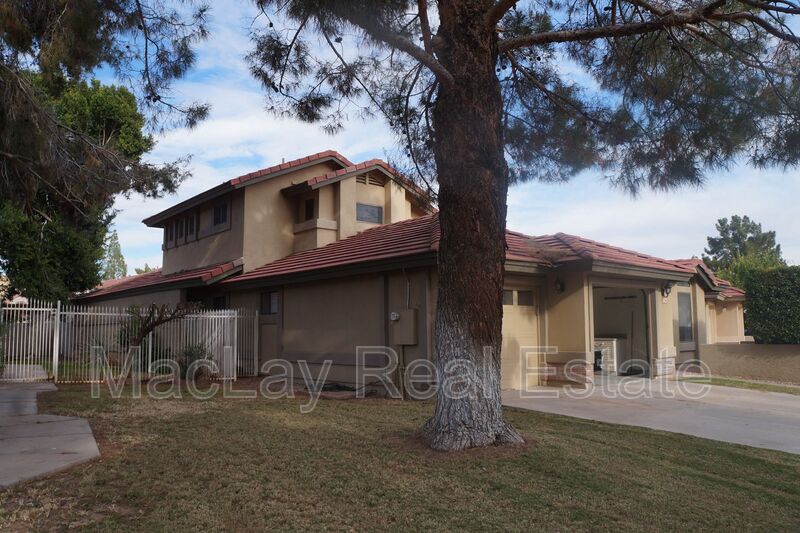 Chandler House: 5756 W Del Rio St