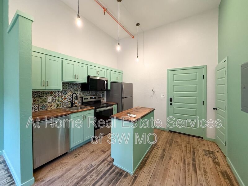 Springfield Condo: 320 W Walnut St