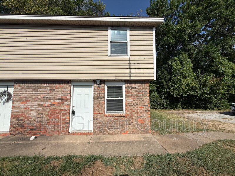 Coweta Condo: 318 E Redwood St