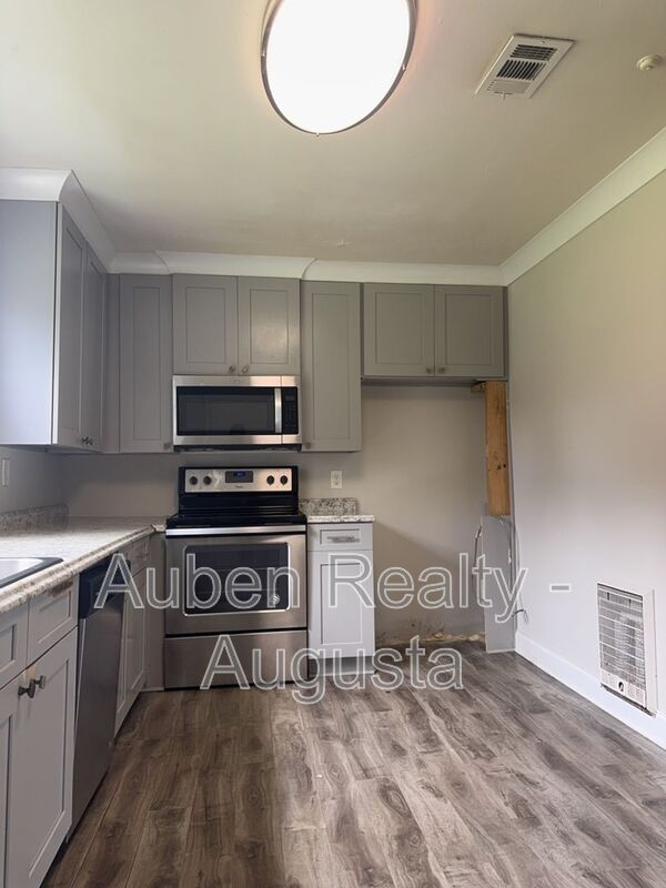 Augusta House: 2010 Cook Road