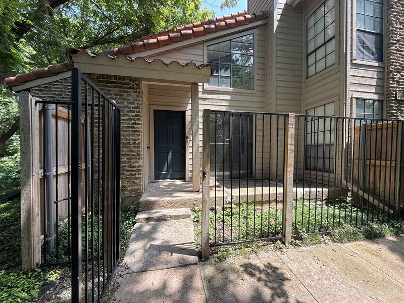 Richardson Condo: 889 Dublin Dr