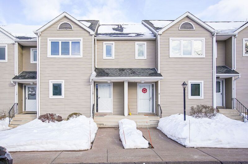 Windsor Locks House: 10 Oak Ridge Dr