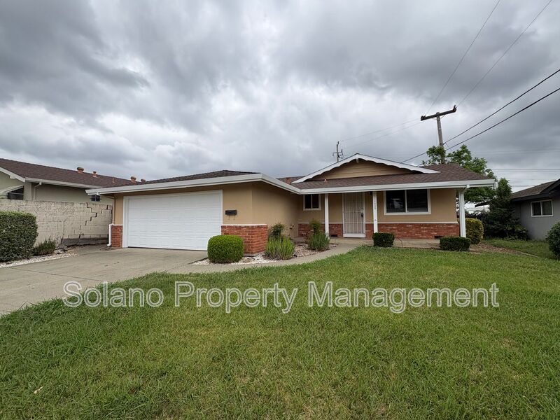 Fairfield House: 1992 Oxford Dr.