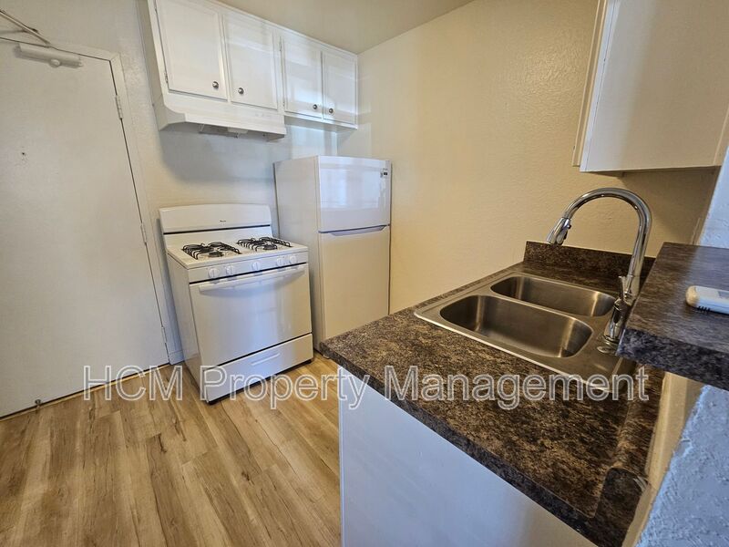 Hollywood House: 11434 Calvert St