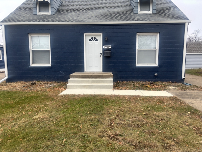 Cedar Rapids House: 1909 Williams Boulevard Southwest