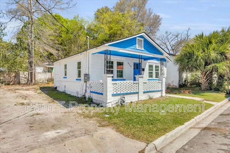 Savannah House: 628 W 48th St