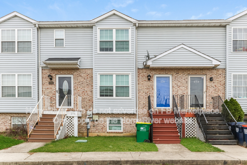 Middletown Townhome: 274 Vincent Cir