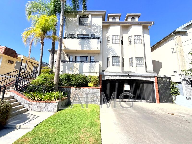 North Hollywood House: 5233 Cartwright Avenue