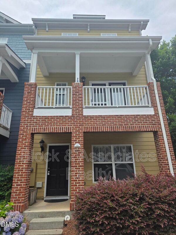 Cary House: 124 Braeside Ct