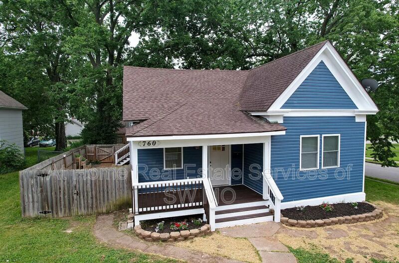 Springfield House: 760 S Main Ave