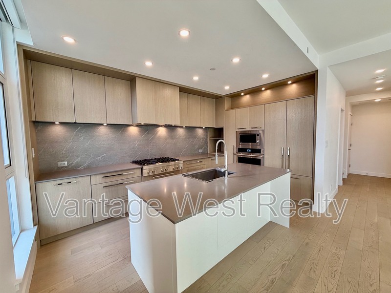 Kelowna House: Th1-3352 Richter St