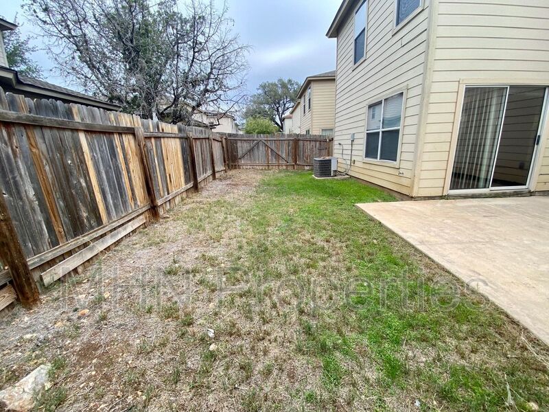 AMAZING home with lots of room in Maverick Creek, Conveniently located near to USAA, Medical Center, and UTSA! - Photo 17
