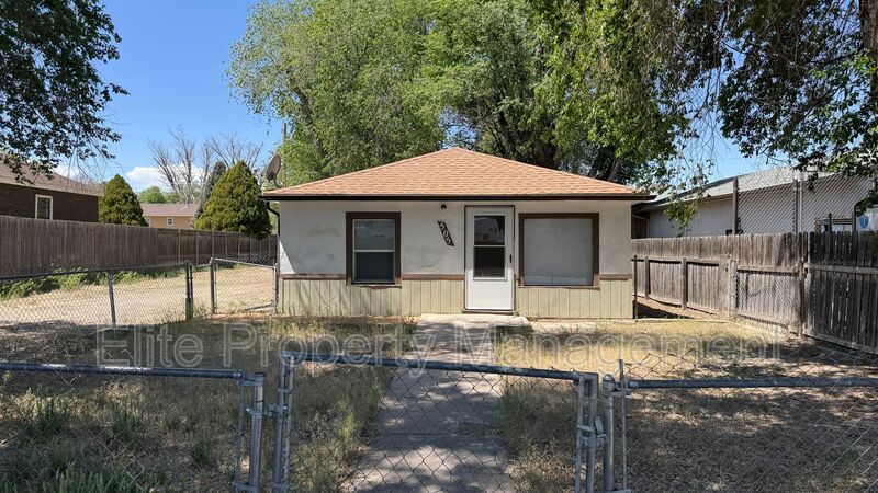 Pueblo House: 505 Orange St