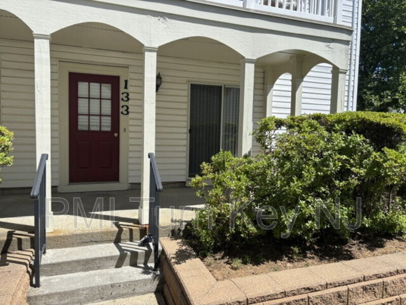 Freehold Condo: 133 Tulip Lane