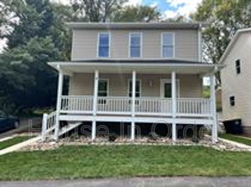 Woodfin House: 6 4th Street