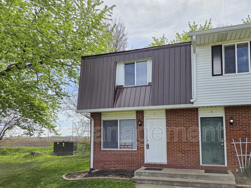 Parkview Townhome: 7 Park Crest Ct