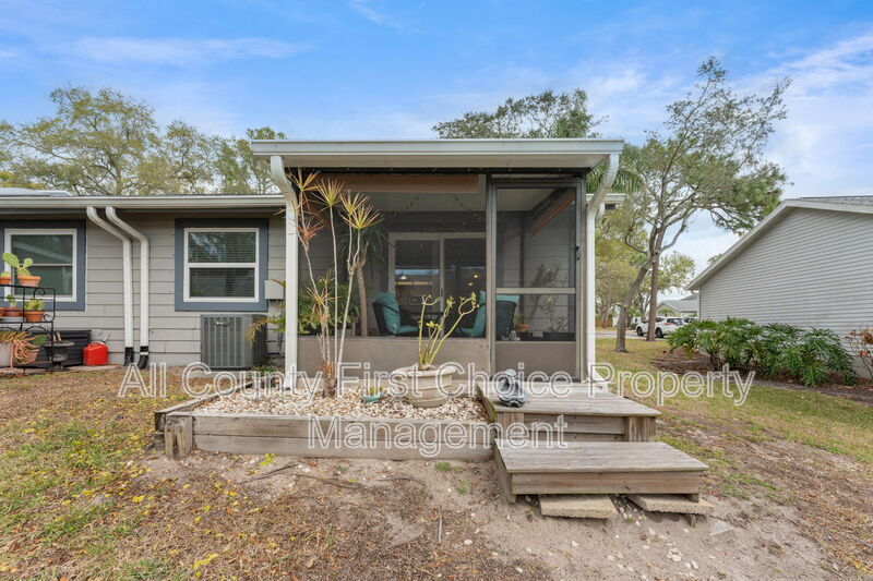 Tarpon Springs House: 39650 US 19 N