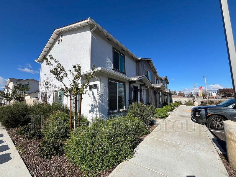Visalia Condo: 418 S Summit Street
