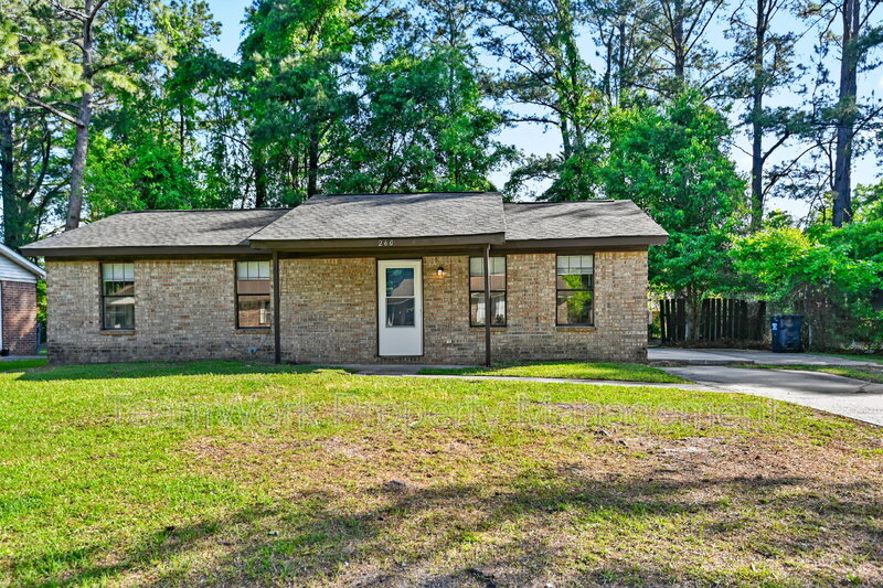 North Charleston House: 260 Dorchester Manor Boulevard