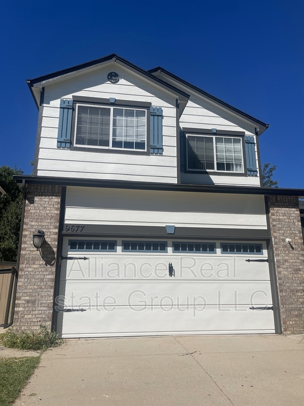 Littleton House: 9677 Whitecliff Place