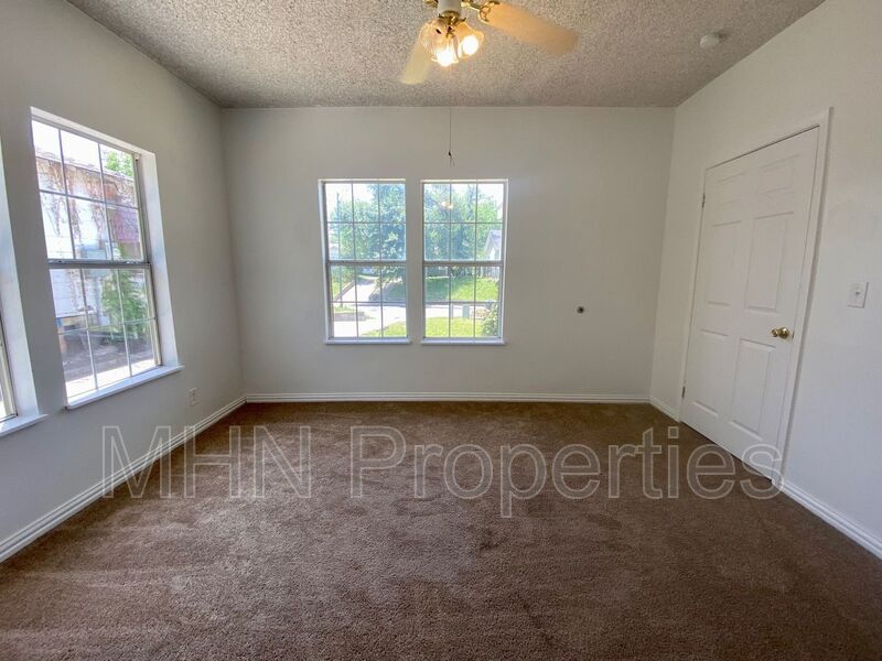 Cozy and Bright 3bedroom/1bath Vintage charmer in Beacon Hill! - Photo 11