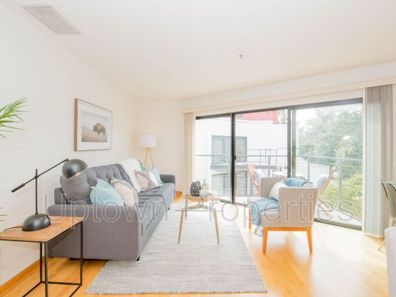 Portland House: 930 NW Naito Pkwy