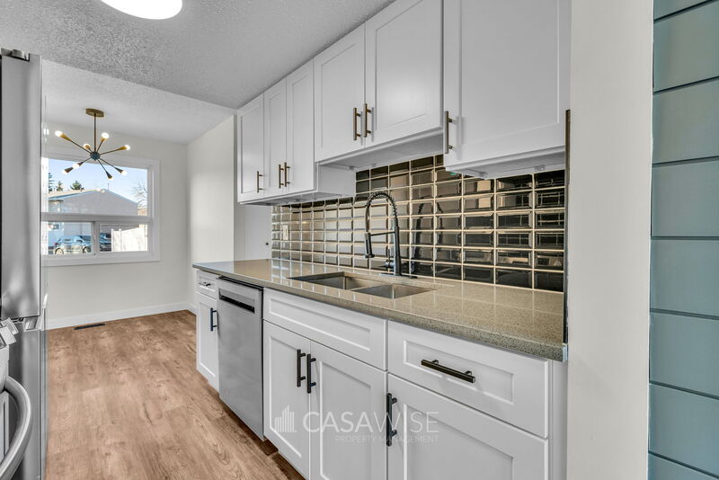 Edmonton House: 8 Lakewood Village Northwest