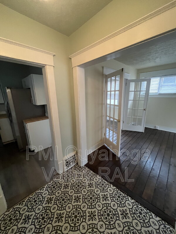 Akron House: 555 Brittain Rd