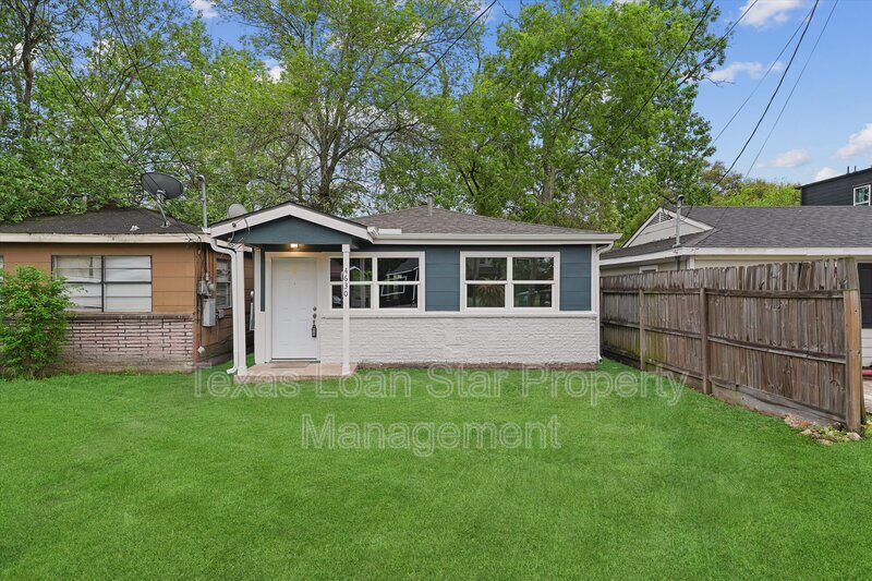 Houston House: 4630 Clover St