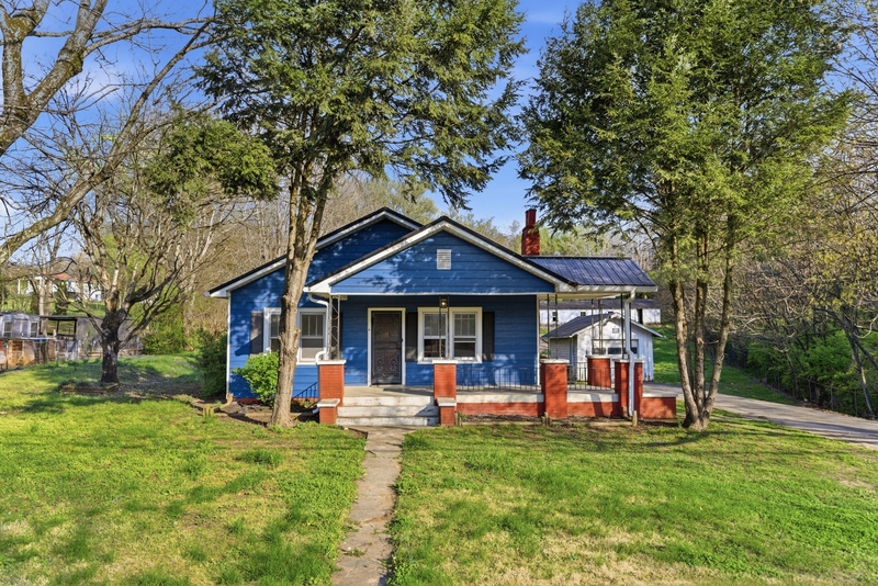 Knoxville House: 7817 Old Rutledge Pike