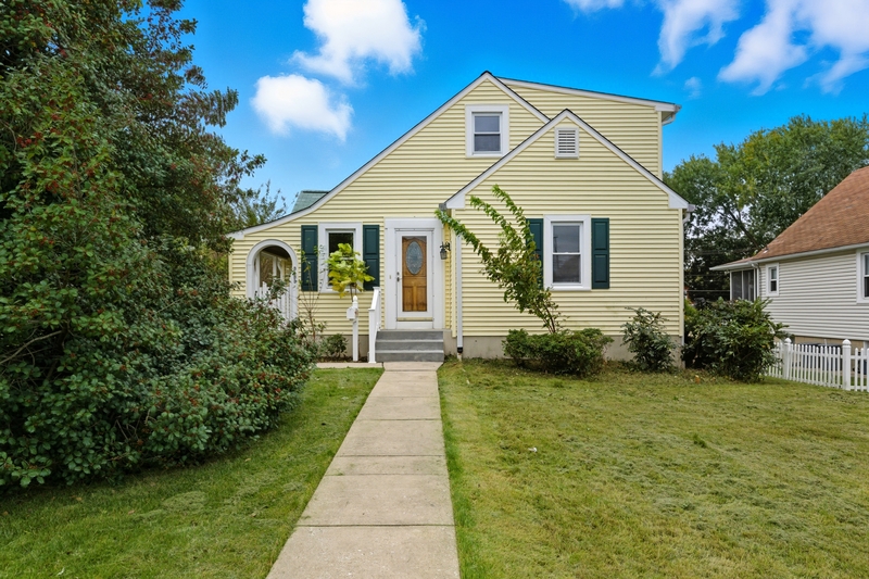 Parkville House: 3133 Willoughby Road