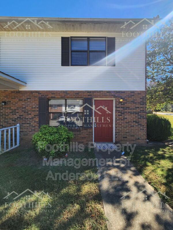 Anderson Townhome: 108 Woodland Dr