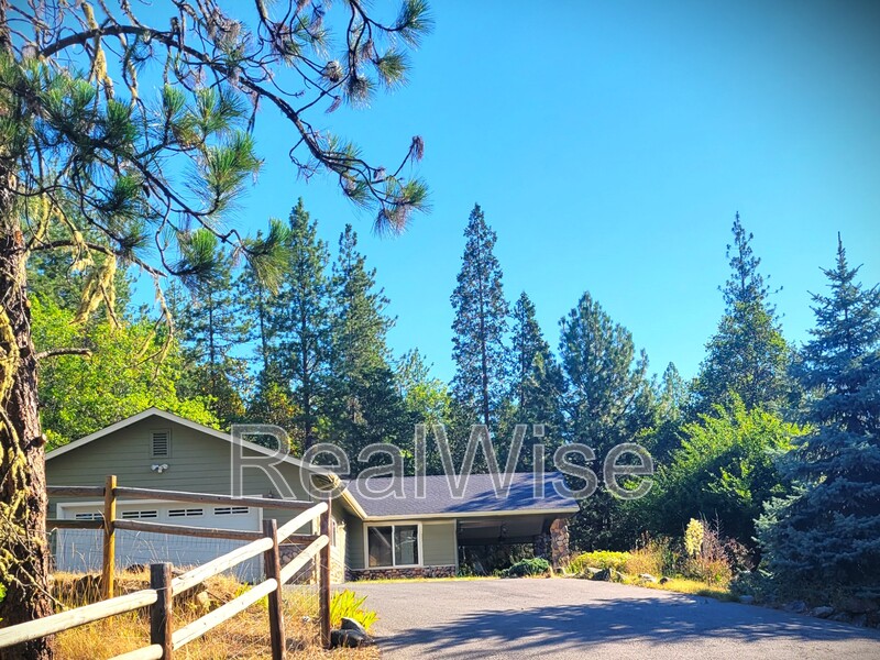 Merlin House: 373 Donet Ln