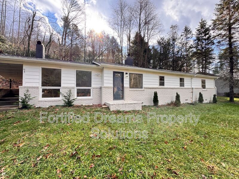 Black Mountain House: 94 Camp Branch Rd