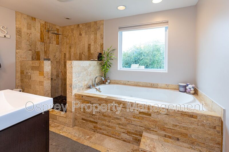 Spacious 4 Bedroom 3 Bath Home  - Photo 17